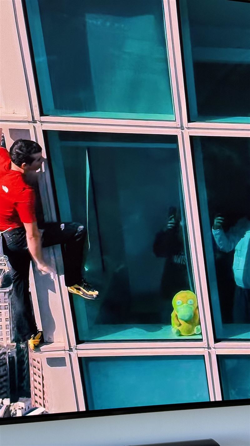 霍諾德 91 分鐘征服台北 101！網熱議「隱形贏家」可達鴨：它比北面更搶鏡。（圖／翻攝PTT）