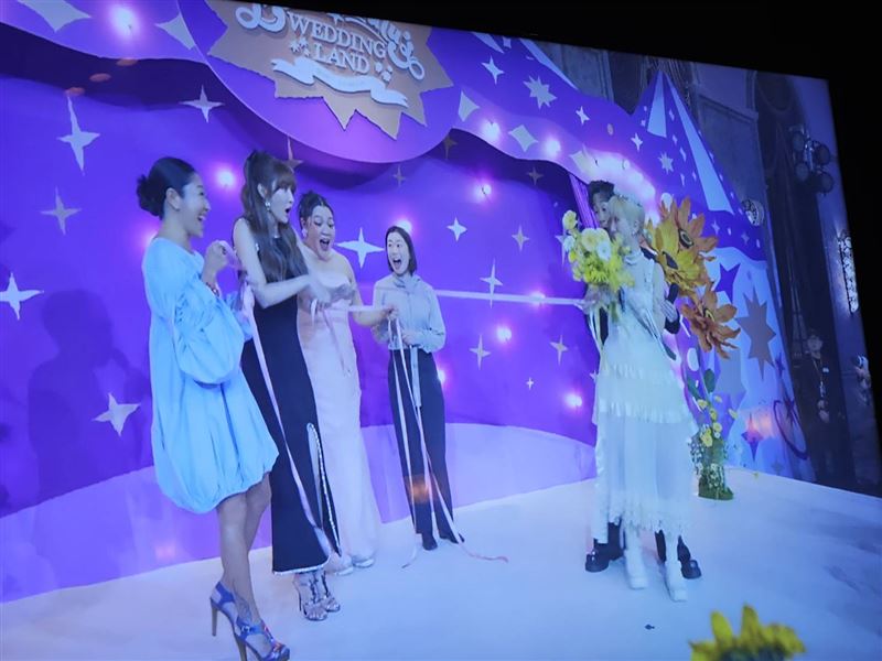 曾莞婷抽到Lulu的捧花。（圖／記者鄭孟晃、趙于瑩攝影）