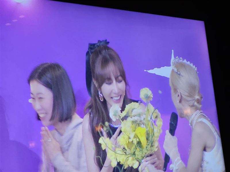 曾莞婷抽到Lulu的捧花十分驚喜。（圖／記者鄭孟晃、趙于瑩攝影)