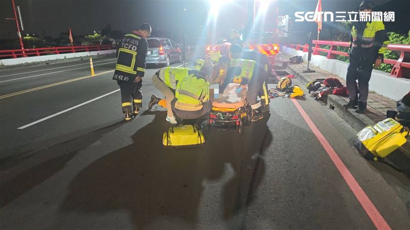 台中太平區一江橋發生墜橋意外，女子疑遭野狗追逐摔落橋下，警消到場救援。（圖／翻攝畫面）