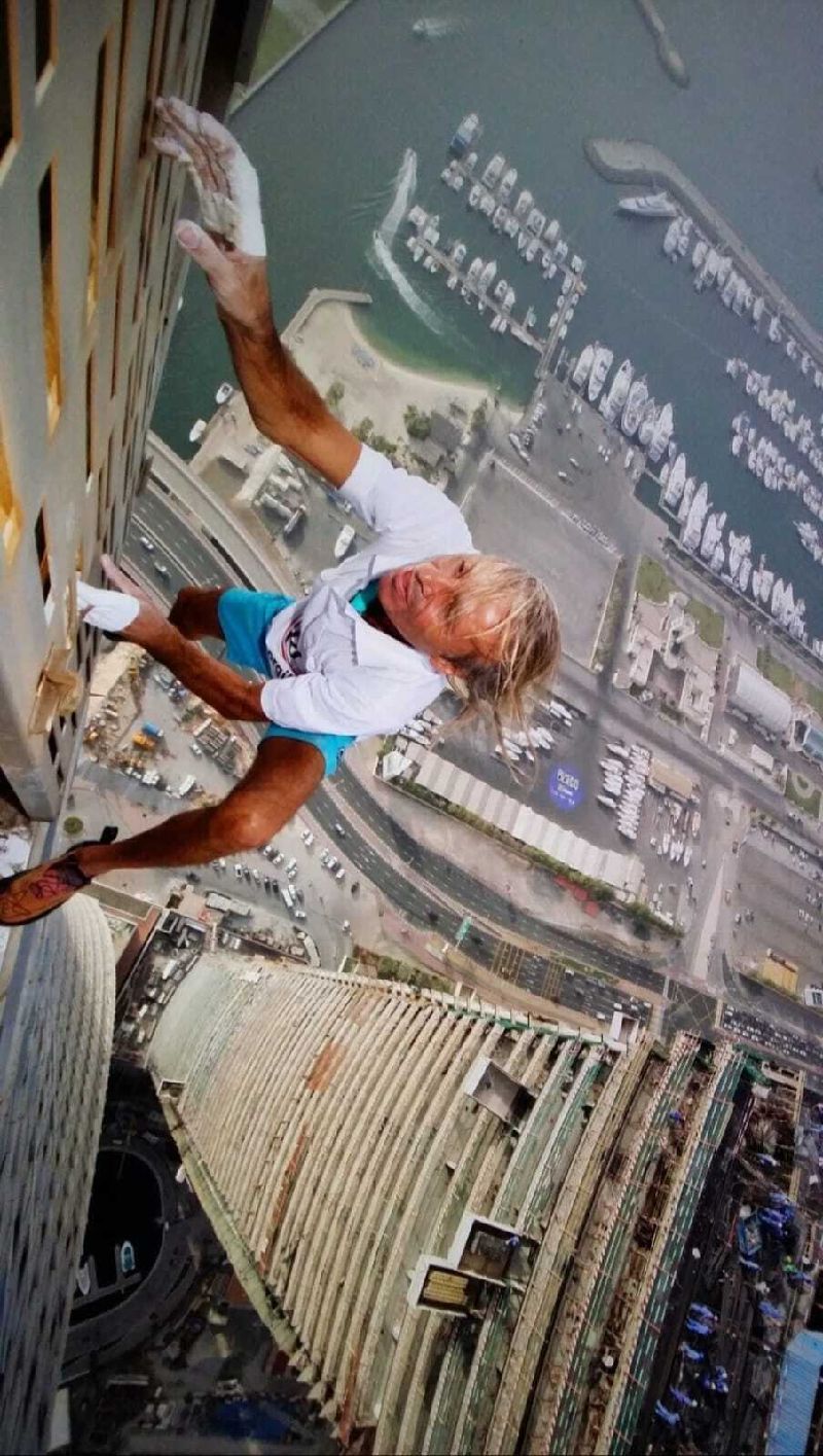 圖為羅貝爾2015年攀登杜拜卡延塔。（羅貝爾提供）