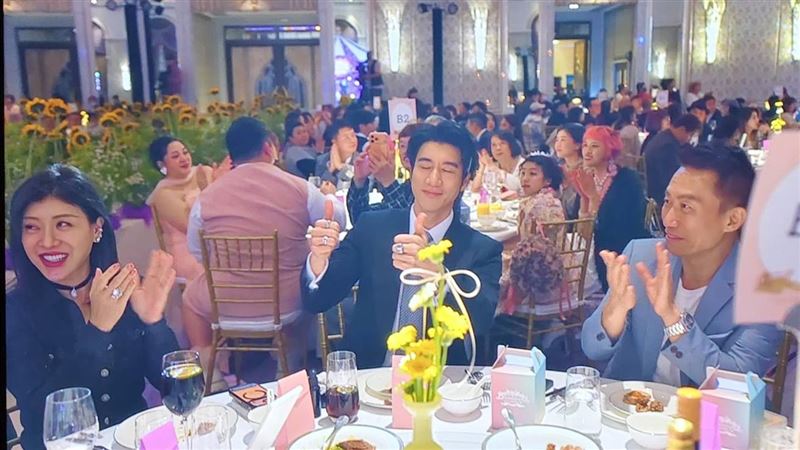 王力宏（中）出席Lulu陳漢典婚宴。（圖／記者鄭孟晃翻攝）