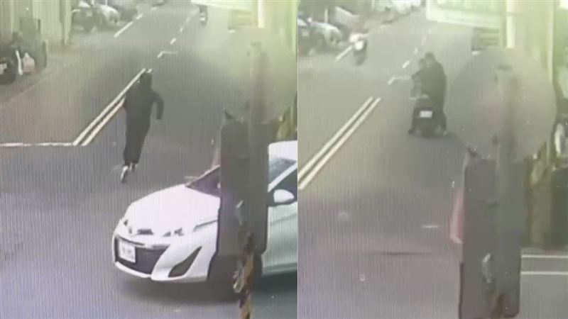 警方公布監視器畫面，銀樓搶匪得手後拔腿狂奔，同夥騎機車接應。（圖／翻攝畫面）