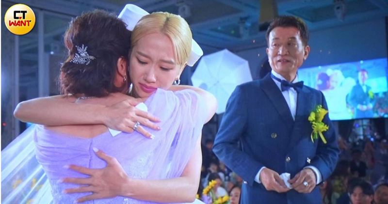 Lulu擁抱父母後，由父親親手將女兒交託給陳漢典。（圖／蘇聖倫攝）