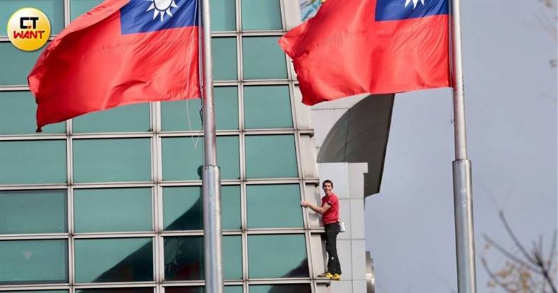 霍諾德今日徒手攀登台北101，直播時也拍到國旗與霍諾德同框的畫面。（圖／黃耀徵攝）
