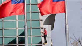 霍諾德今日徒手攀登台北101，直播時也拍到國旗與霍諾德同框的畫面。（圖／黃耀徵攝）