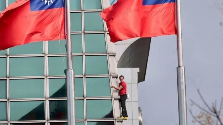 霍諾德爬101拍到國旗飄揚！賈永婕曝心機