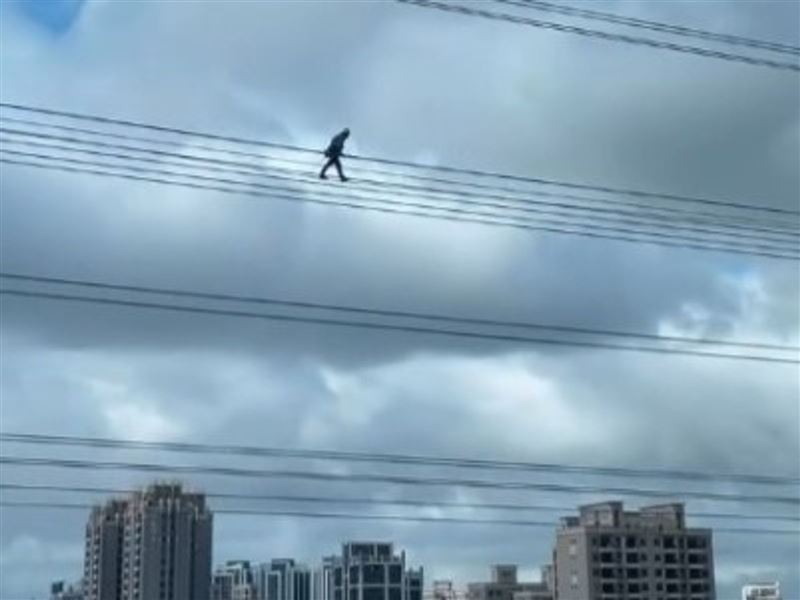 民眾目擊維修人員直接走在高空電纜線上檢修。（翻攝Threads@eleanorwu0114）