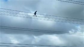 民眾目擊維修人員直接走在高空電纜線上檢修。（翻攝Threads@eleanorwu0114）