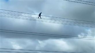 比攀101還猛？中壢真人走鋼索　全網看傻