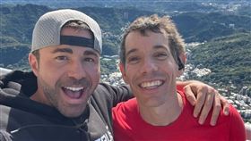 超大咖YouTube網紅在台北101頂端迎接霍諾克。（翻攝自Mark Rober Instagram）