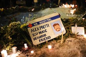 一名美國男性普雷蒂（Alex Pretti）與移民官員在路上發生衝突時遭開槍擊斃，也引發美國民眾不滿並哀悼。（圖／美聯社／達志影像）