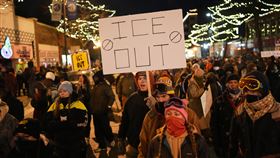 ICE再爆殺平民！37歲護理師遭擊斃，引爆各地怒火。(圖／美聯社／達志影像)
