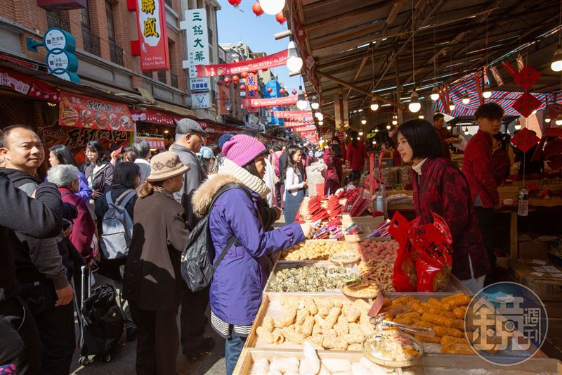 不少民眾喜歡挑選台灣味零食當作伴手禮，網友討論梅花仙楂餅送禮頗受好評。（示意圖，本刊資料照）