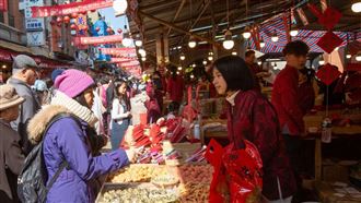 不少民眾喜歡挑選台灣味零食當作伴手禮，網友討論梅花仙楂餅送禮頗受好評。（示意圖，本刊資料照）