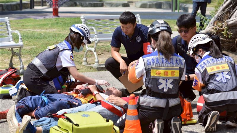 高雄市義消總隊下轄的救護大隊已突破600人，各成員透過參賽、訓練，擁有與一般警消無異的專業技能。（圖／記者洪正達攝影）