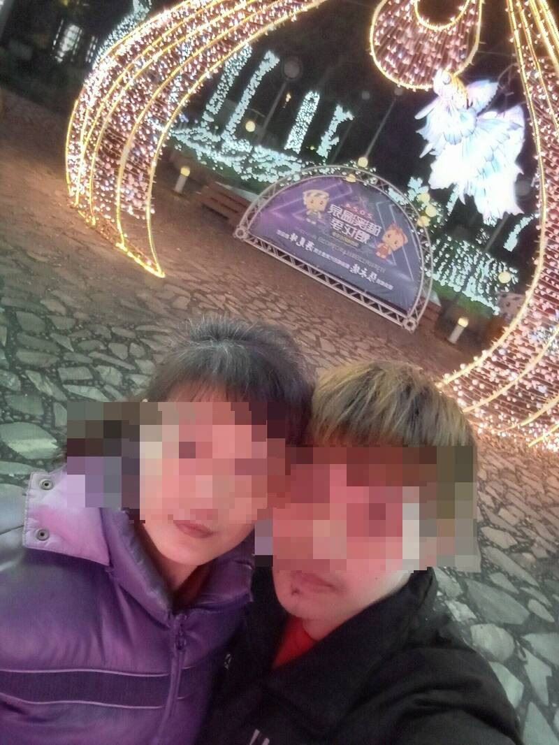 男嬰頭部重創在醫院死神搏鬥之際，雙親卻跑到礁溪泡湯並恩愛合照放閃。（圖／翻攝吳、朱2人臉書）