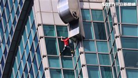 霍諾德已接近塔尖，即將完成這項台北101史上難度極高的徒手攀登挑戰。（圖／記者鄭孟晃攝影）