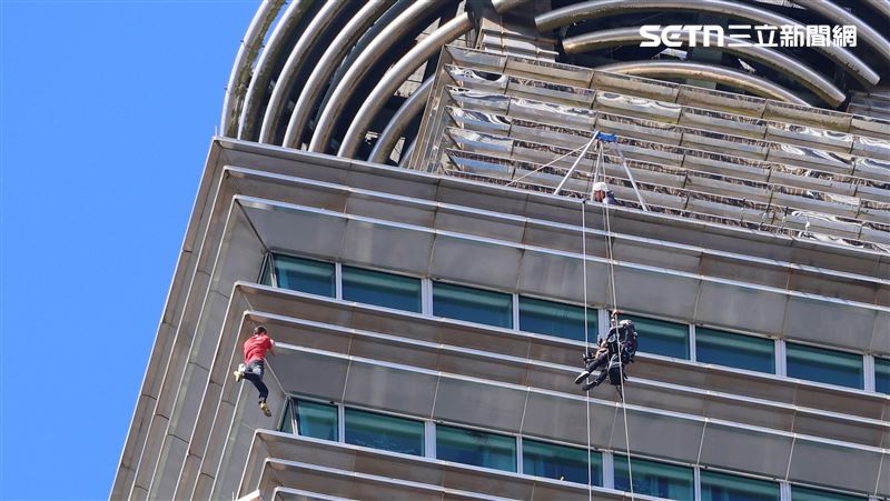 艾力克斯霍諾德（Alex Honnold）成功攀登台北101。（圖／記者鄭孟晃攝影）