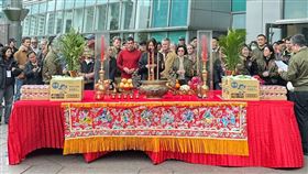 賈永婕帶著霍諾德拜拜祈求平安。（圖／翻攝自賈永婕的跑跳人生）