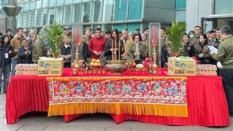 賈永婕端鳳梨拜拜外國人不解　台灣人揭秘