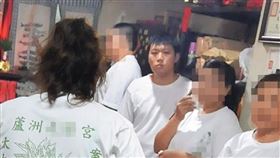 廖聰賢（箭頭處）曾與父親一同參加宮廟活動，留下唯一的正面照。（翻攝畫面）