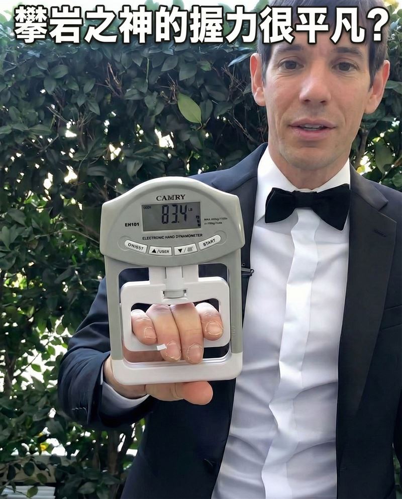 醫師王思恒表示,根據測試,Alex的握力計數據僅約34~43公斤(圖片中的單位為磅,所以還要除2.2才等於公斤)。(圖/取自王思恒的臉書)