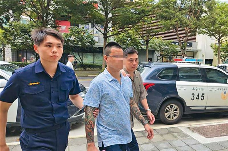 陳姓裝潢包商（中）衝撞健身俱樂部林口館後，遭警方逮捕。（翻攝畫面）