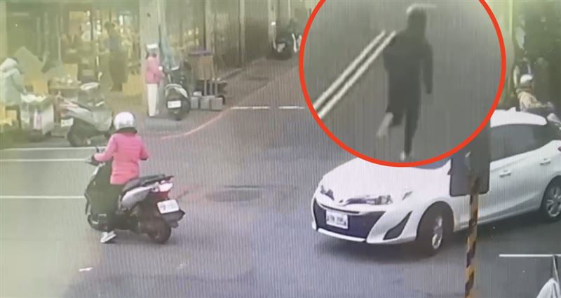 嫌犯其中一人搶了金金飾就跑。（圖／翻攝畫面）