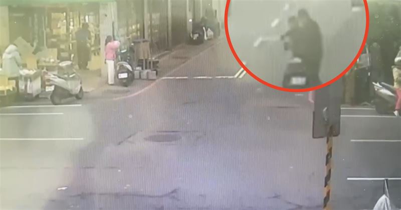 另一名嫌犯騎車接應，兩人今（26日）清晨落網。（圖／翻攝畫面）