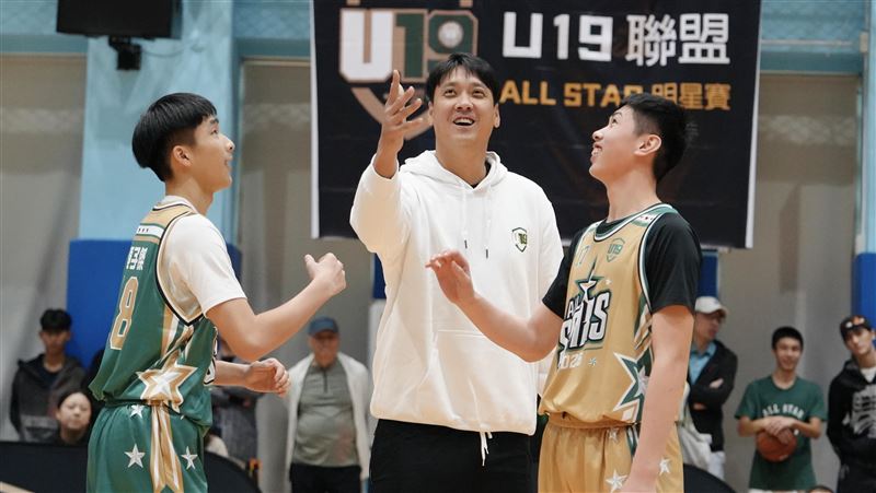 台灣籃壇「少俠」田壘替U19籃球聯盟明星賽開球。（圖／U19籃球聯盟提供）