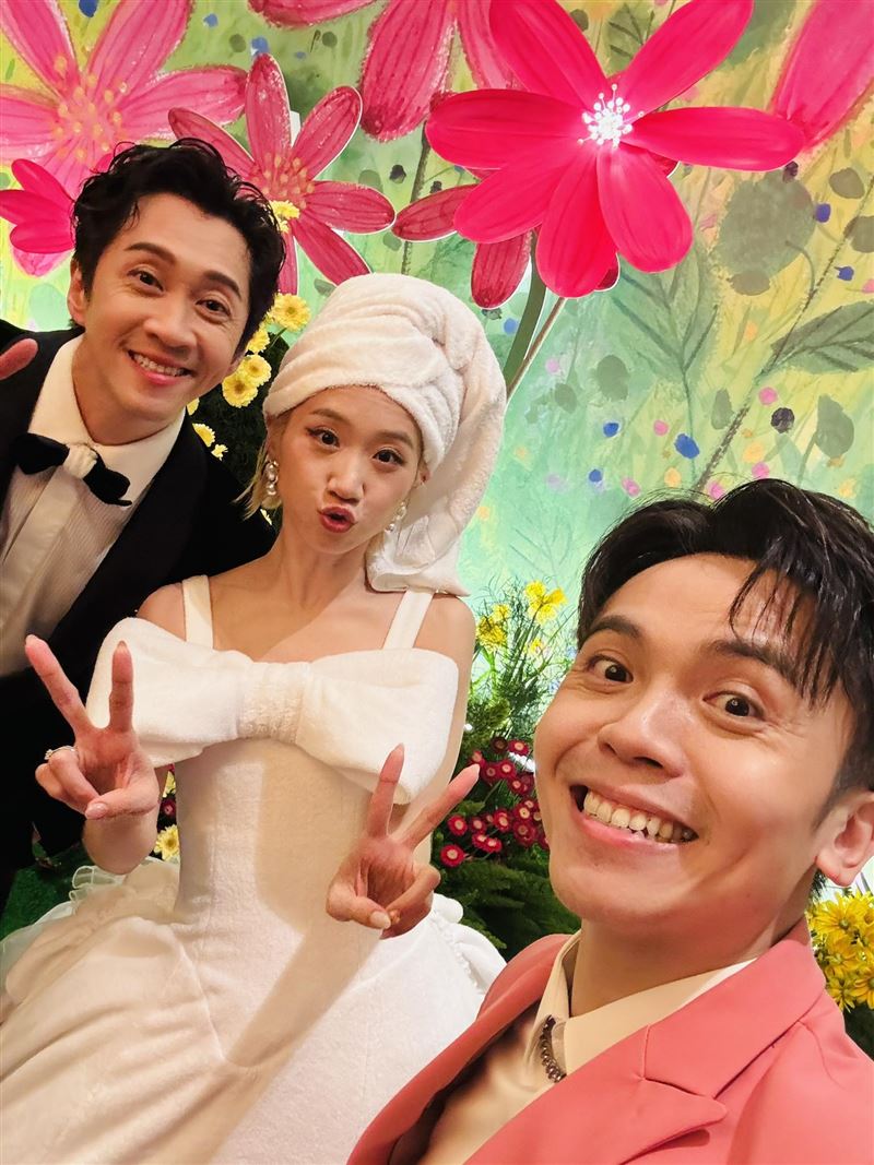 黃豪平昨主持陳漢典、Lulu黃路梓茵婚禮。（圖／翻攝自黃豪平臉書）