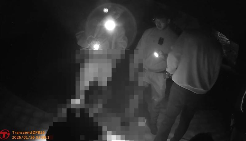 2名嫌犯在觀音區台61線橋下遭逮。（圖／翻攝畫面）