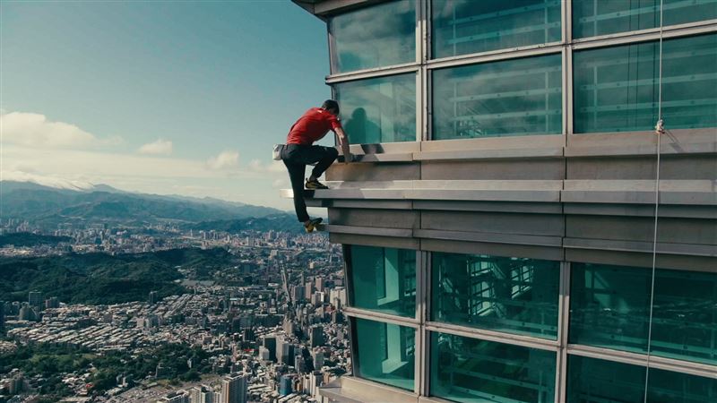 霍諾德徒手攀爬台北101。（圖／Netflix提供）