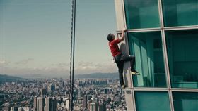 艾力克斯．霍諾德（Alex Honnold）登頂台北101。（圖／Netflix提供）