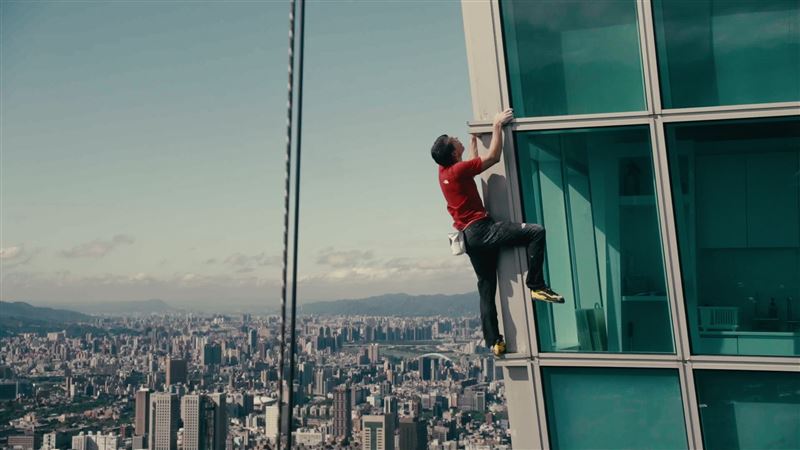 艾力克斯．霍諾德（Alex Honnold）登頂台北101。（圖／Netflix提供）