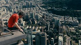 艾力克斯．霍諾德（Alex Honnold）登頂台北101。（圖／Netflix提供）