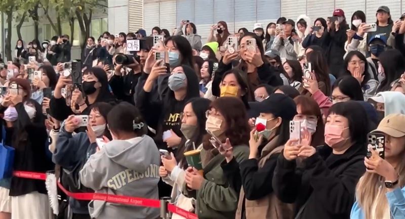 現場約500多名歌迷準備目送SJ離境。（圖／記者胡時瑛攝影）