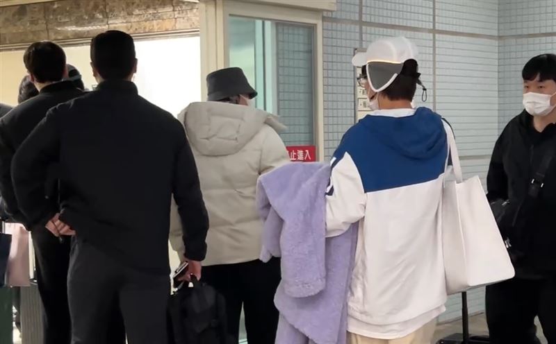 南韓天氣相當寒冷，「歐爸」們穿起羽絨衣禦寒。（圖／記者胡時瑛攝影）