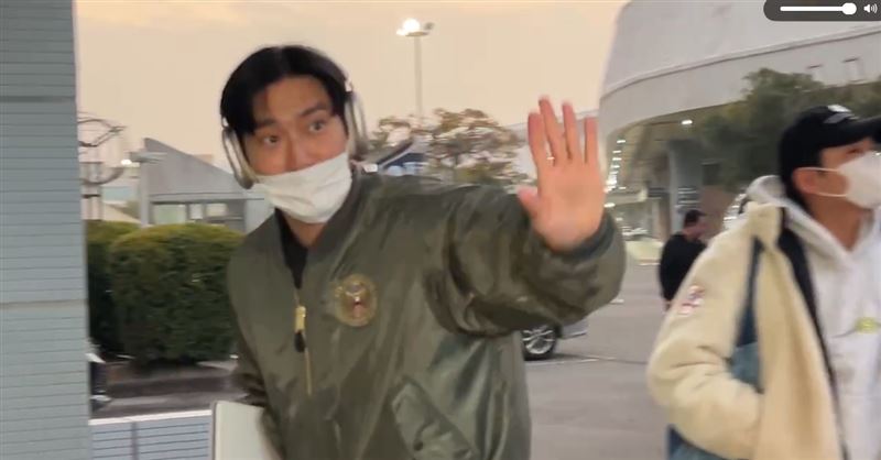 成員們向採訪記者們用中文祝賀「新年快樂」。（圖／記者胡時瑛攝影）