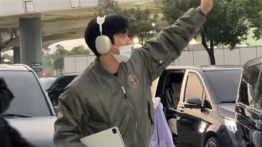 成員向歌迷打招呼。（圖／記者胡時瑛攝影）