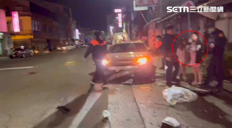 吳女與女兒幸運無傷，驚魂未定在現場等警方處理。（圖／翻攝畫面）