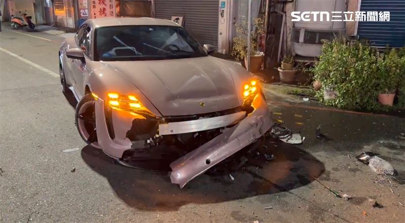 淡紫色保時捷Taycan純電跑車要價逾400萬，因為連撞7車保險桿脫落。（圖／翻攝畫面）