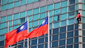 霍諾德成功挑戰徒手攀上101。（圖／記者鄭孟晃攝影）