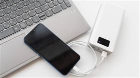 大韓航空、韓亞航空、真航空、釜山航空及首爾航空26日起禁止旅客在機艙內使用行動電源充電。（示意圖／photoAC）