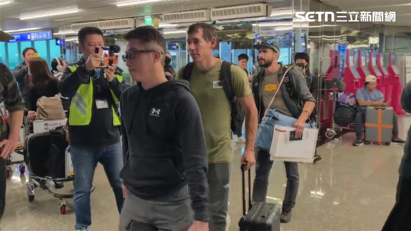 霍諾德離台　粉絲、旅客包圍搶合照