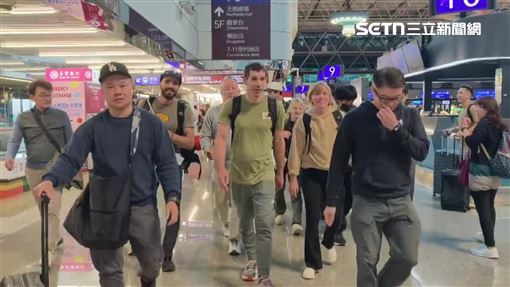 多圖／傳奇霍諾德離台　被求合照來者不拒