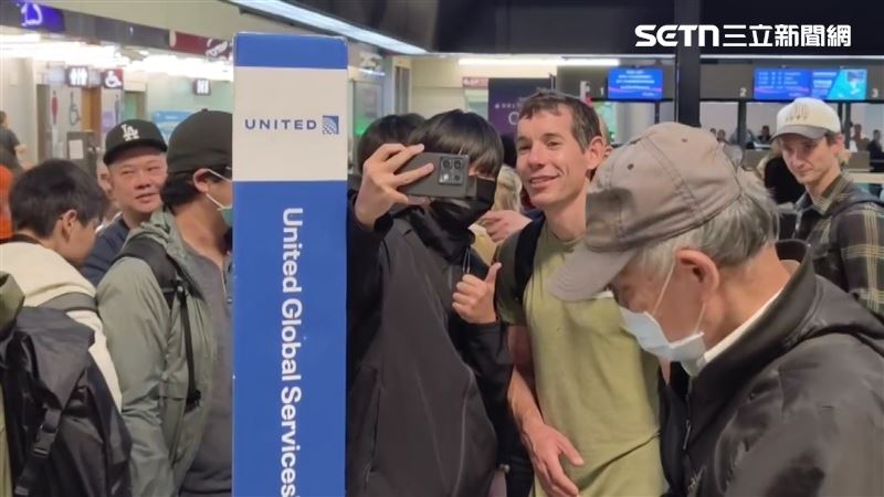霍諾德離台　粉絲、旅客包圍搶合照