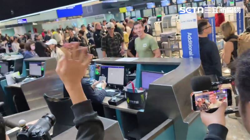 霍諾德離台　粉絲、旅客包圍搶合照