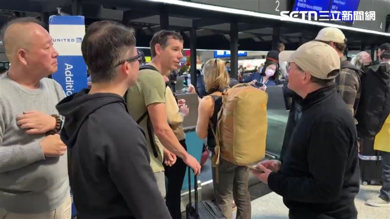 霍諾德離台　粉絲、旅客包圍搶合照